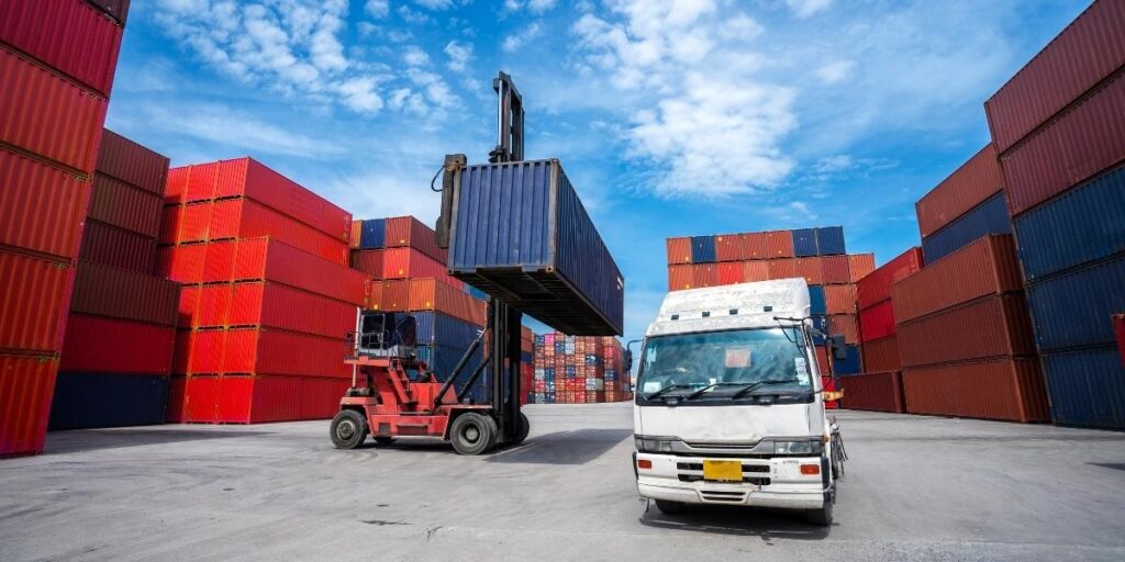 Apa Saja Kelebihan Menggunakan  Freight Forwarder  ? 